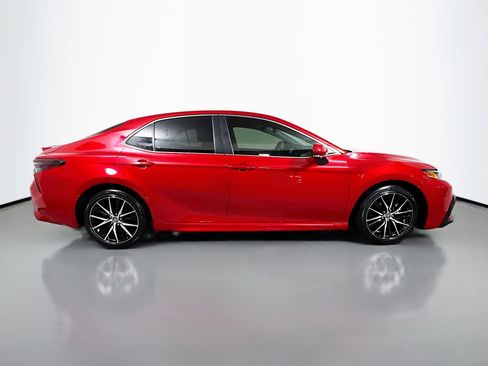 Used 2024 Toyota Camry SE image 3