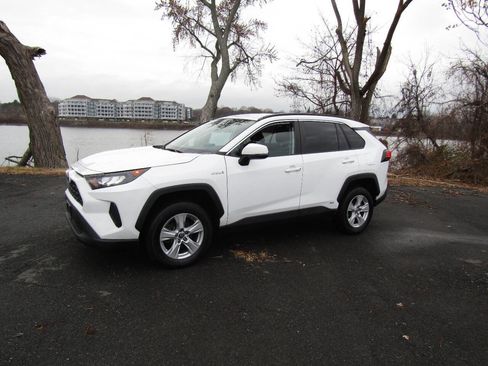 Used 2021 Toyota RAV4 LE image 2