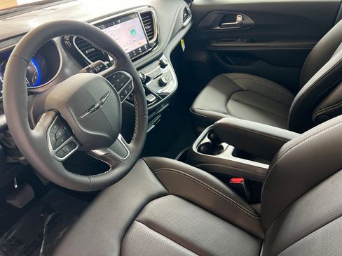 New 2026 Chrysler Pacifica Select AWD/4WD image 9