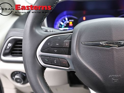 Used 2023 Chrysler Pacifica Touring-L FWD image 15