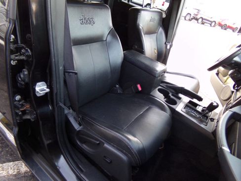 Used 2012 Jeep Liberty Limited Jet w/ Comfort/Convenience Group image 25