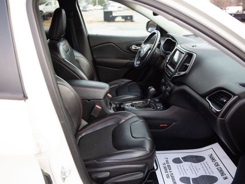 Used 2019 Jeep Cherokee Trailhawk image 24