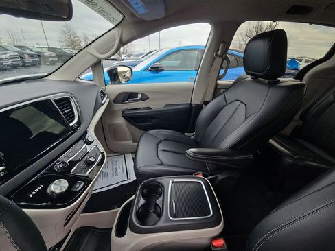 Used 2024 Chrysler Pacifica Touring-L image 11