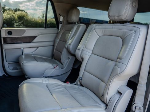 Used 2019 Lincoln Navigator L Reserve AWD/4WD image 30