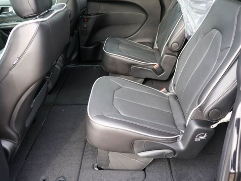 New 2026 Chrysler Pacifica Limited w/ S Appearance Package AWD/4WD image 15