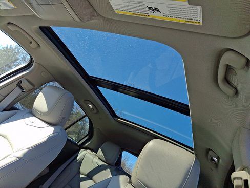 Used 2023 Cadillac XT4 Luxury w/ Cold Weather Package image 15