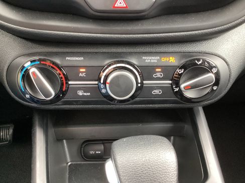 Used 2025 Kia Soul LX w/ LX Technology Package FWD image 21