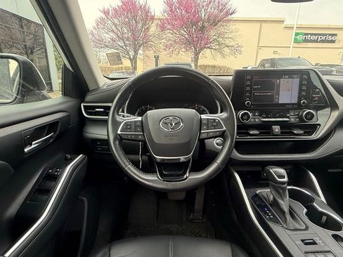 Used 2021 Toyota Highlander XLE image 19