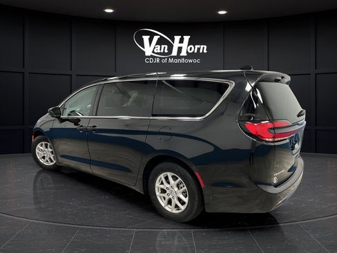 Used 2024 Chrysler Pacifica Touring-L FWD image 5