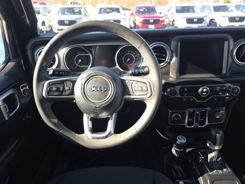 Used 2023 Jeep Wrangler Sahara image 14