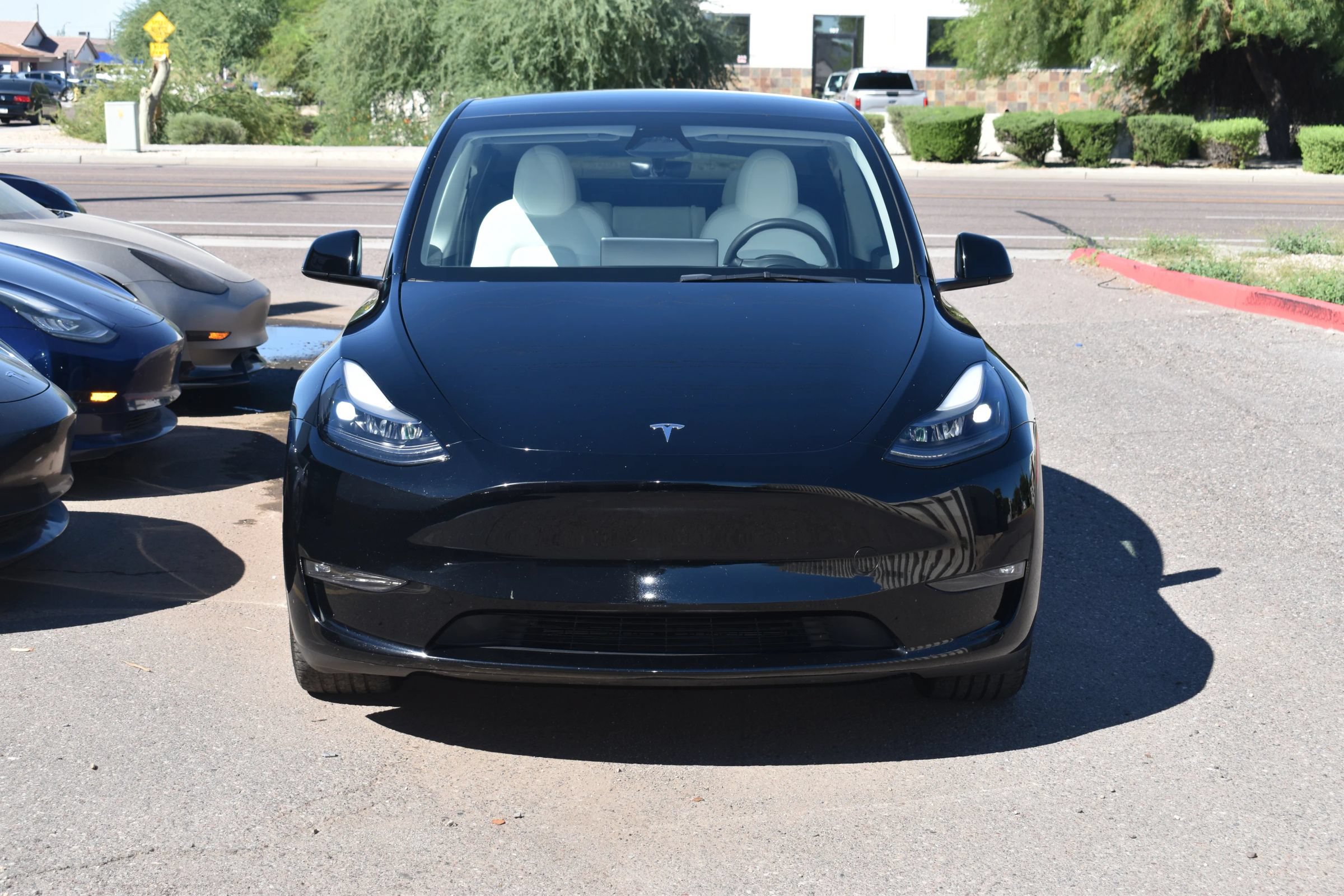 Used 2025 Tesla Model Y Long Range AWD/4WD image 3