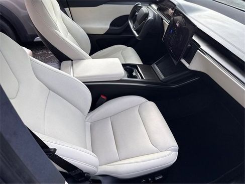 Used 2022 Tesla Model X Plaid image 11