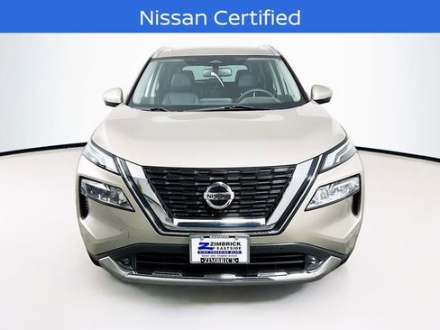 Used 2021 Nissan Rogue Platinum image 2