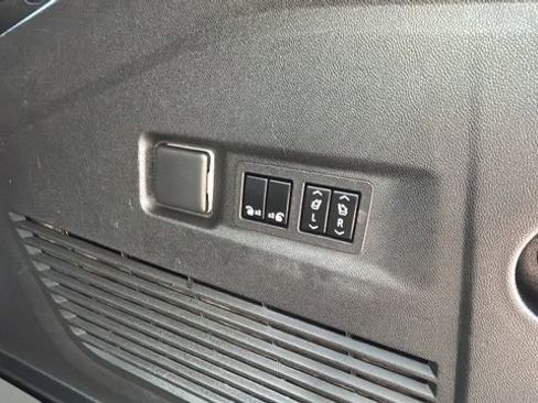 Used 2024 Chevrolet Suburban High Country image 35