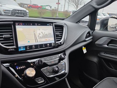 New 2026 Chrysler Pacifica Limited image 24