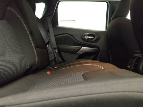 Used 2021 Jeep Cherokee Latitude FWD image 19