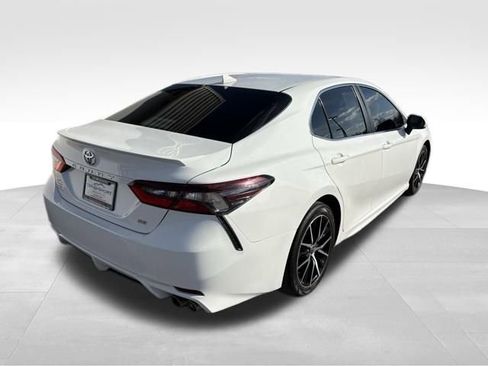 Used 2021 Toyota Camry SE image 2