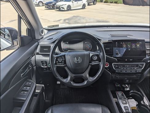 Used 2022 Honda Pilot Touring image 3