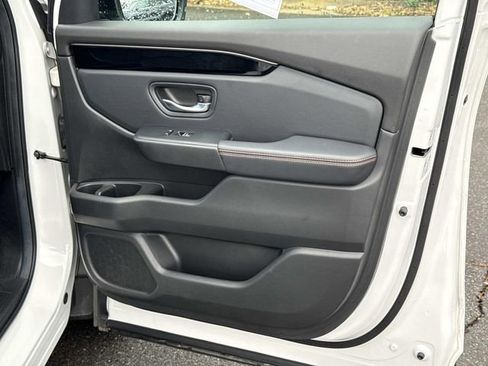 Used 2025 Honda Pilot TrailSport image 8