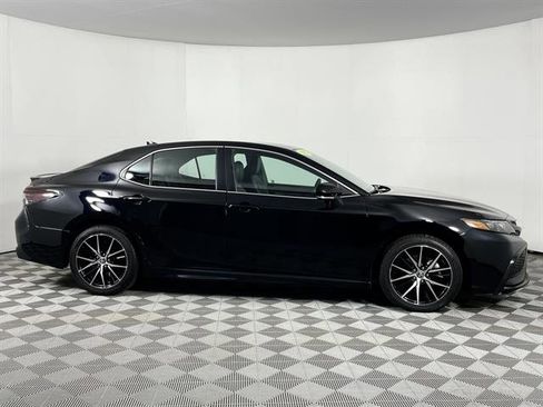 Certified 2023 Toyota Camry SE image 3