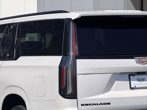 Used 2023 Cadillac Escalade ESV Sport w/ LPO, Illumination Package AWD/4WD image 13