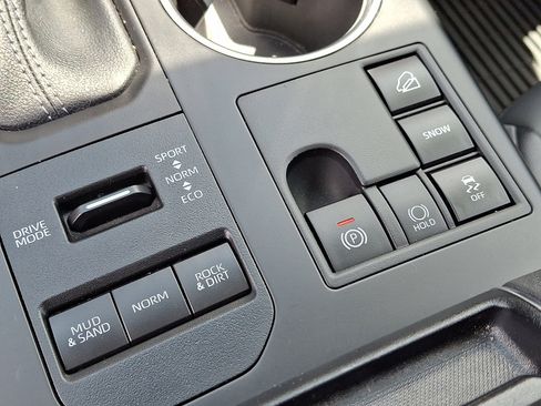 Used 2023 Toyota Highlander XLE AWD/4WD image 25