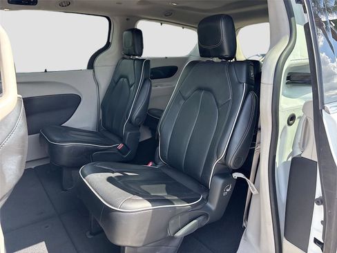 Used 2023 Chrysler Pacifica Limited image 25