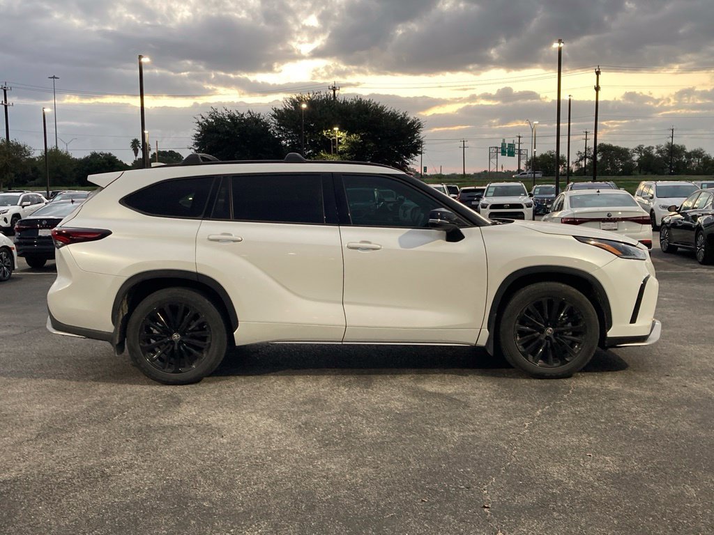Used 2024 Toyota Highlander XSE FWD image 2
