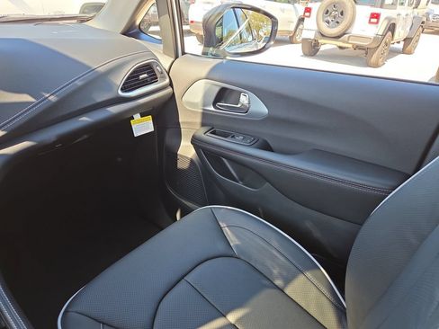 New 2026 Chrysler Pacifica Limited w/ Uconnect Theater Family Group FWD image 18