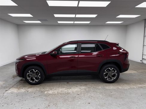 New 2025 Chevrolet Trax LT w/ Driver Confidence Package image 8