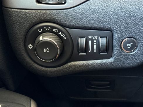 Used 2019 Jeep Cherokee Overland w/ Technology Group AWD/4WD image 30