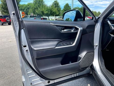 Used 2025 Toyota RAV4 XLE AWD/4WD image 9