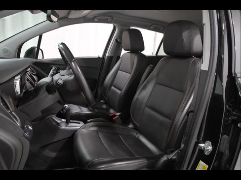 Certified 2022 Chevrolet Trax LT w/ Premium Seat Package image 5