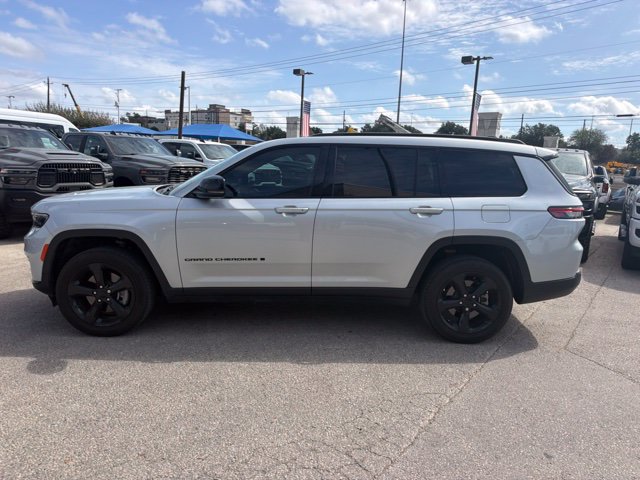 Used 2023 Jeep Grand Cherokee L Limited w/ Black Appearance Package AWD/4WD image 3