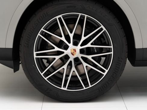 New 2025 Porsche Cayenne image 12