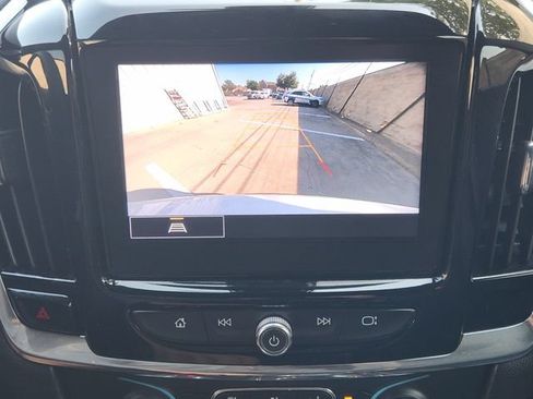 Used 2023 Chevrolet Traverse LT FWD image 6
