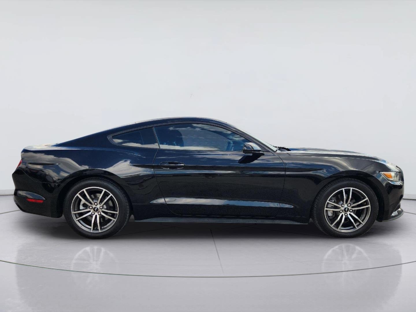 Used 2017 Ford Mustang Coupe RWD image 4