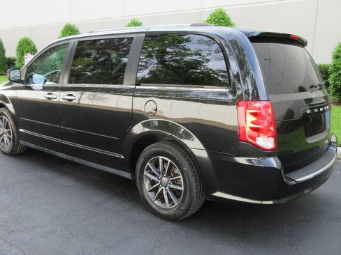 Used 2017 Dodge Grand Caravan SXT FWD image 3
