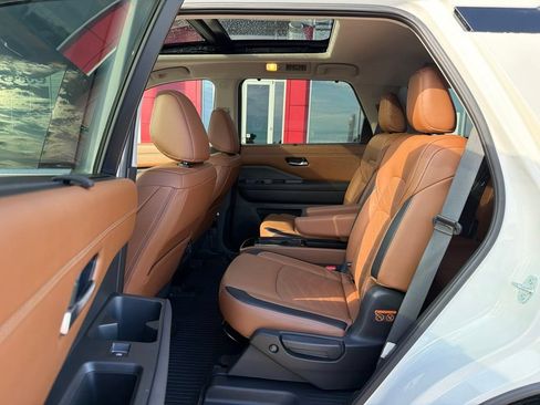 Used 2024 Nissan Pathfinder Platinum AWD/4WD image 16
