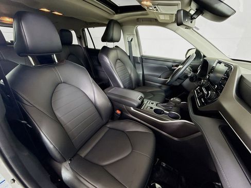 Used 2022 Toyota Highlander XLE AWD/4WD image 27