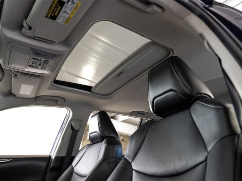 Used 2021 Toyota RAV4 XLE Premium image 5