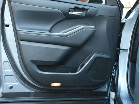 Certified 2023 Toyota Highlander XLE image 14