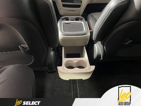 Used 2023 Chrysler Pacifica Touring-L AWD/4WD image 21