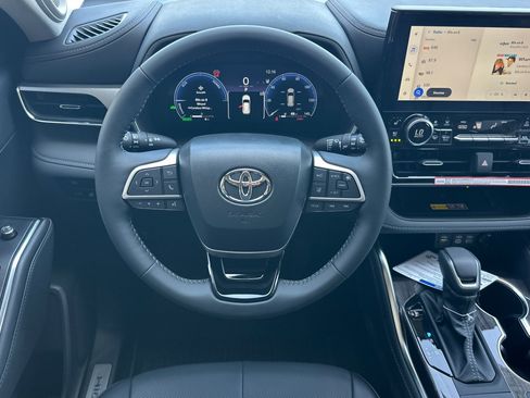 Certified 2026 Toyota Highlander Limited AWD/4WD image 14