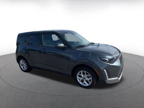 Used 2025 Kia Soul LX w/ LX Technology Package FWD image 2