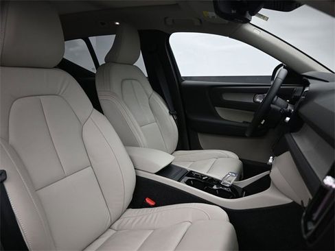 Used 2023 Volvo XC40 B5 Plus w/ Protection Package Premier image 33