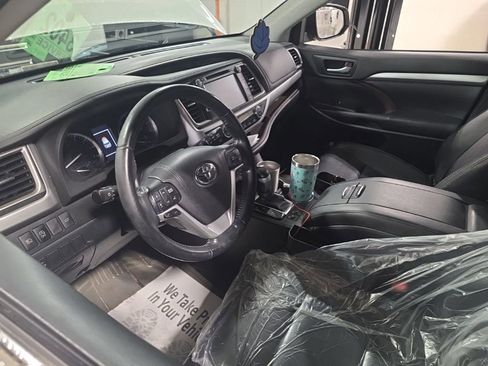 Used 2018 Toyota Highlander XLE w/ Carpet Mat Package (TMS) image 4