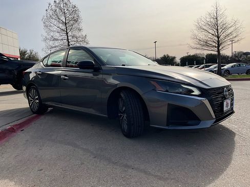 Used 2025 Nissan Altima 2.5 SV image 5