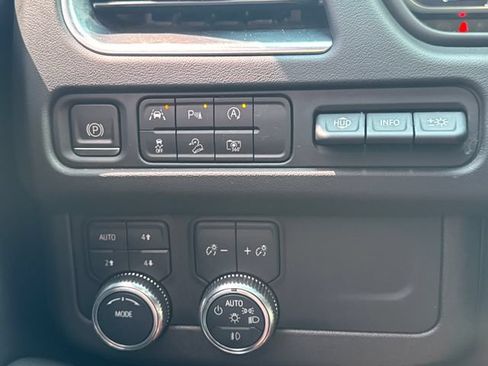 Used 2023 GMC Yukon AT4 w/ Technology Package AWD/4WD image 29