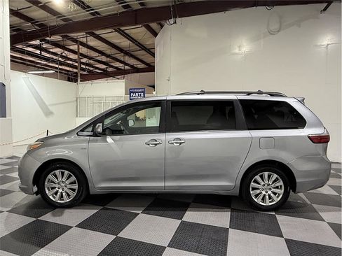 Used 2017 Toyota Sienna Limited Premium image 8
